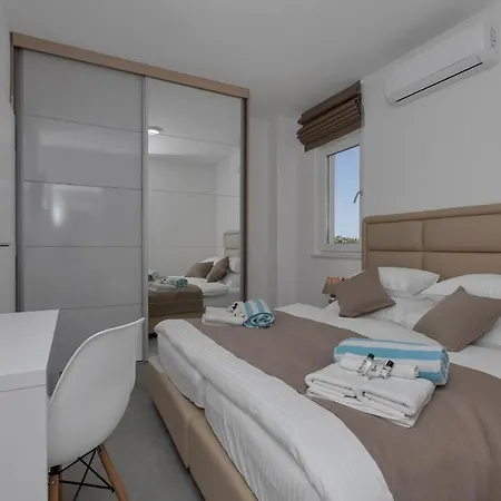 Villa Family & Child Friendly Violet With Salt Water Pool Makarska