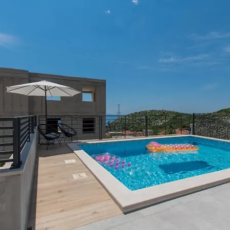 Family & Child Friendly Violet With Salt Water Pool