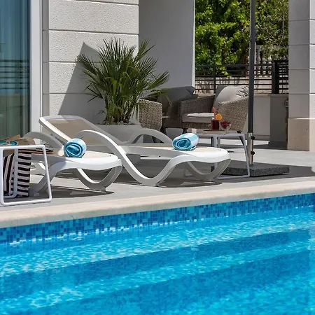Family & Child Friendly Violet With Salt Water Pool *